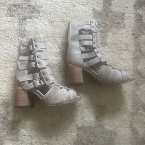 Worn outside only once. Size 8 free bird boots